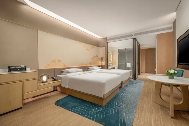 غرفة بريميوم بسريرين مزدوجين بإطلالة على البحر بشرفة، HUALUXE Resort Beihai Silver Beach by IHG 2/3
