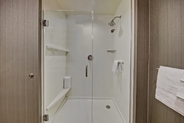 جناح جونيور بسريرين كوين مع أريكة، COURTYARD WESTBURY LONG ISLAND 4/4