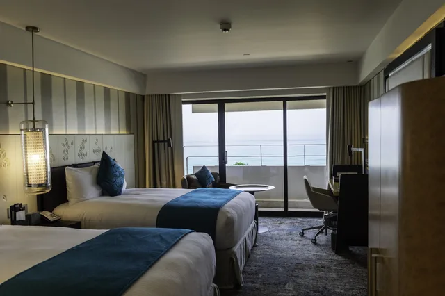 غرفة بسرير كينج بإطلالة على البحر بشرفة، InterContinental Muscat 3/10