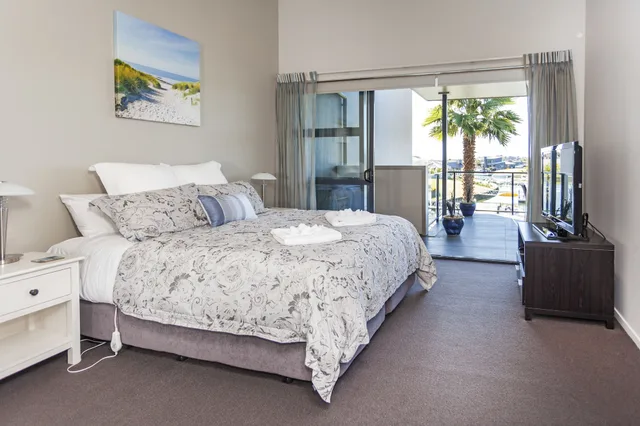 1 Bedroom, Deluxe, Villa, King Bed, Sovereign Pier on the Waterways 5/10