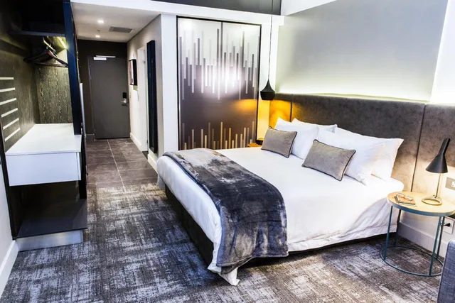 جناح سوبيريور بسرير كينج، The Capital Mirage 4/10