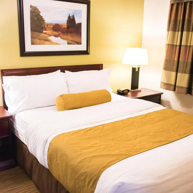 Superior, 3 Queen Beds, Queen Bed, Days Inn By Wyndham High Level 2/3