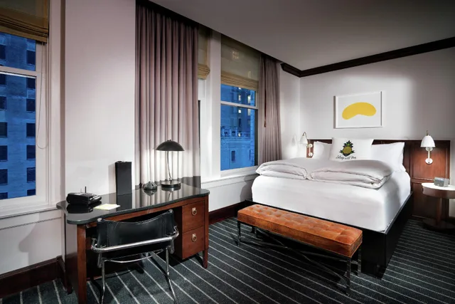 غرفة بسرير كوين بحوض استحمام لذوي الإعاقة، Staypineapple An Iconic Hotel The Loop Chicago 1/1