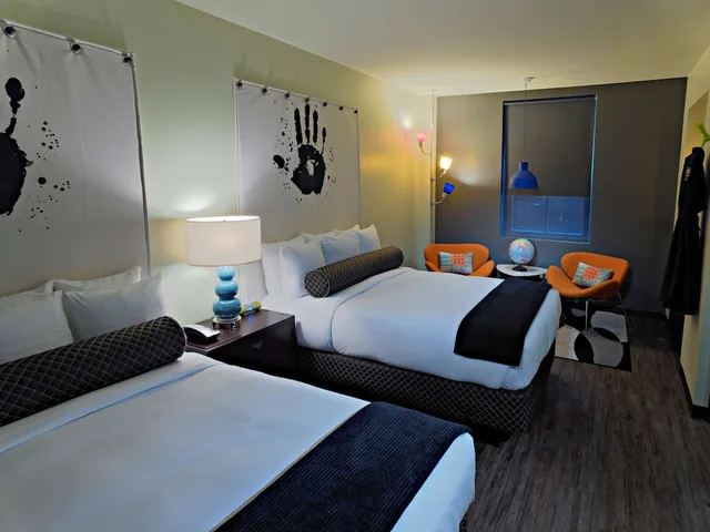 غرفة قياسية بسريرين كوين لذوي الإعاقة، ACME Hotel Chicago, Outset Collection by Hilton 1/2
