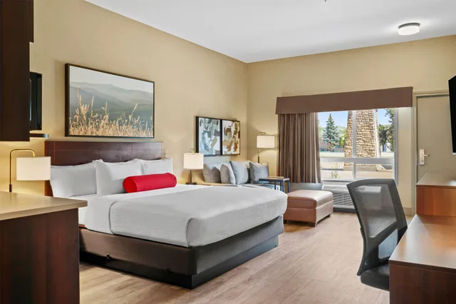 غرفة بسرير كينج، Ramada By Wyndham Drumheller Hotel & Suites 1/5