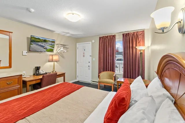 Room, Queen Bed, Knights Inn Owen Sound 2/9