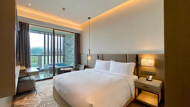جناح بسرير كينج بإطلالة على البحيرة، Holiday Inn Resort Maoshan Hot-Spring 1/10