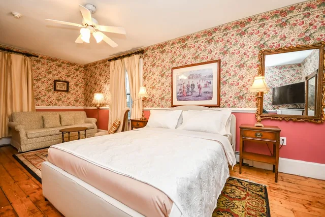 Hideaway, Superior, Queen Bed, Jetted Tub، Surfside Inn 1/5