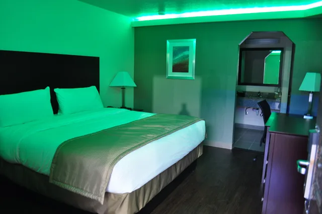 غرفة بسرير كينج للمدخنين، Trinity Suites Downtown Dallas 2/4