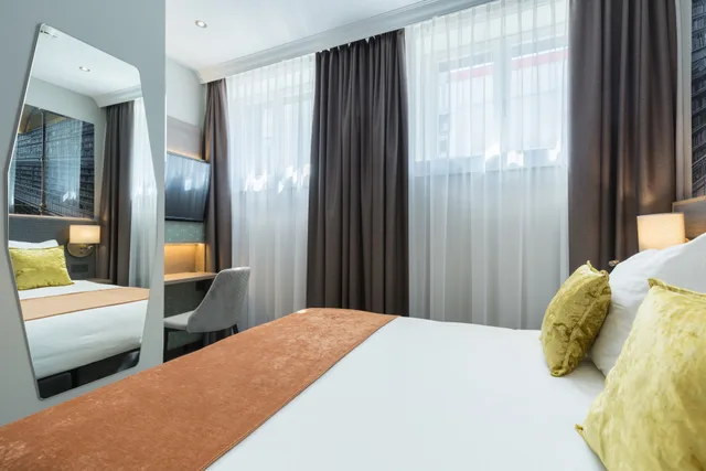 Comfort, Double Bed, Partial View, Leonardo Hotel Amsterdam Museum Quarter 2/4