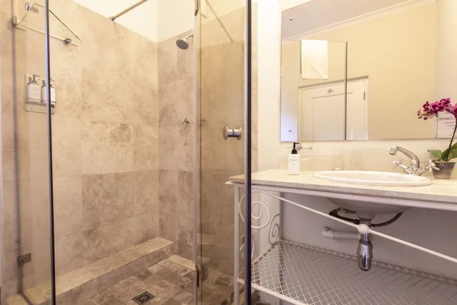 جناح ديلوكس بشرفة بغرفة نوم واحدة مع أريكة، Auberge Burgundy Guest House Hermanus 3/5