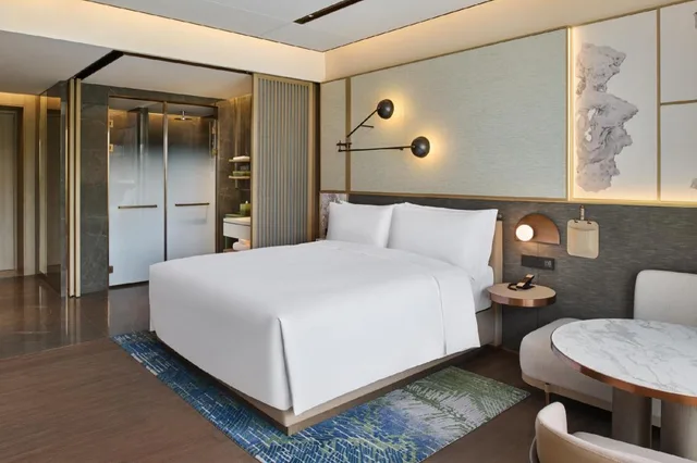 غرفة بسرير كينج بإطلالة على الفناء، Suzhou Marriott Hotel Yangcheng Lake 1/4
