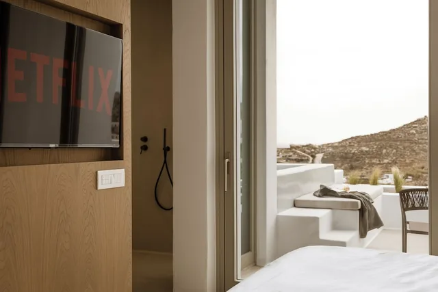 Junior Suite, Queen Bed, Lateral Side Sea View, Jetted Tub، Mykonos Flow - Super Paradise 9/10