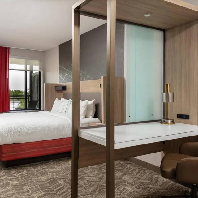 جناح بسرير كينج بشرفة مع سرير سحّاب إضافي مع أريكة لذوي الإعاقة، Springhill Suites By Marriott Great Falls 2/2