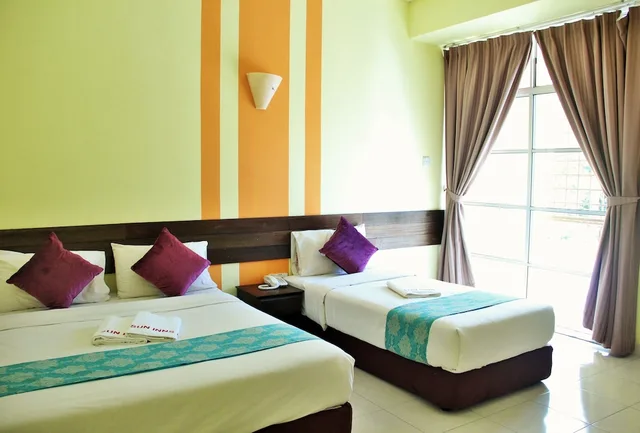 غرفة عائلية بسريرين كوين بشرفة، Sun Inns Rest House Kuantan 1/8
