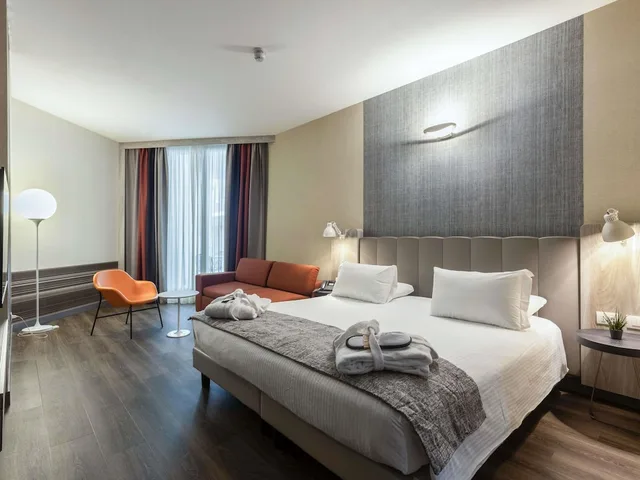 غرفة بريفيليج بسرير كينج بشرفة مع أريكة، MERCURE FIRENZE CENTRO 3/10