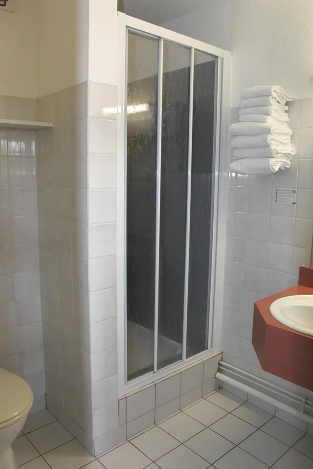 غرفة رباعية بسرير مزدوج وسريرين منفصلين، Kyriad Direct Rennes Ouest 3/3