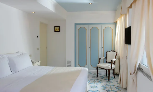 غرفة قياسية بسرير مزدوج بإطلالة على الحديقة بشرفة، Hotel Syrene Capri 2/6