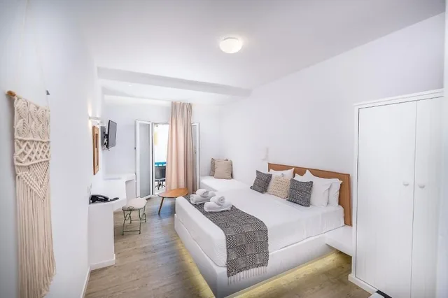جناح جونيور بسرير مزدوج بإطلالة على الحديقة، Blue Bay Resort Village 1/3