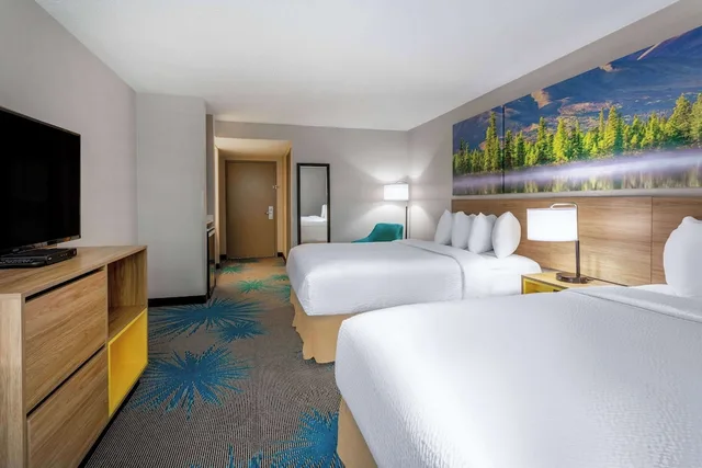 Renovated, Standard, 2 Queen Beds، Days Inn & Suites by Wyndham Denver International Airport 2/5