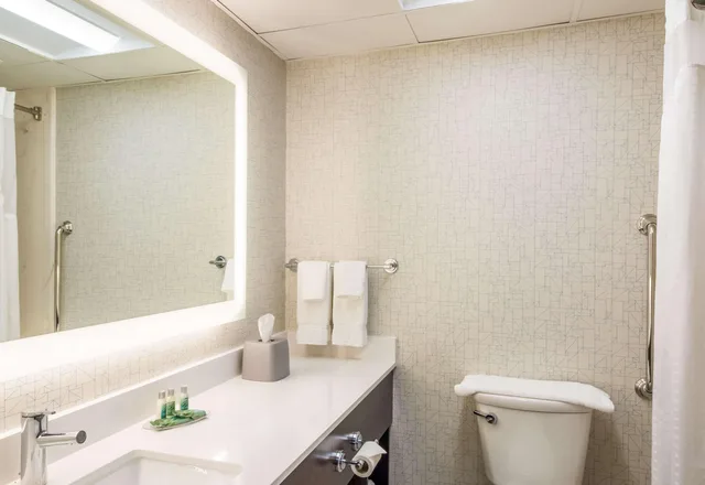 غرفة بسريرين كوين، Clarion Pointe New Bern 3/4