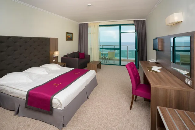 غرفة بسرير مزدوج أو سريرين منفصلين بإطلالة على البحر بشرفة، Marina Grand Beach 3/7