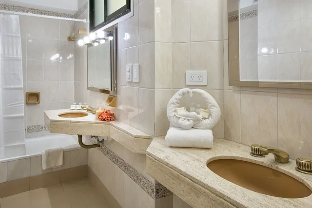 غرفة سوبيريور ثلاثية بسرير مزدوج وسرير فردي، Sheltown Hotel 1/2