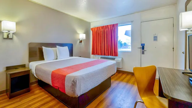 1 Full Bed - ADA/RI Shower، Motel6 Santa Rosa NM 2/8