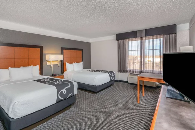 غرفة بسريرين مزدوجين لذوي الإعاقة، La Quinta Inn Suites Pueblo 1/6