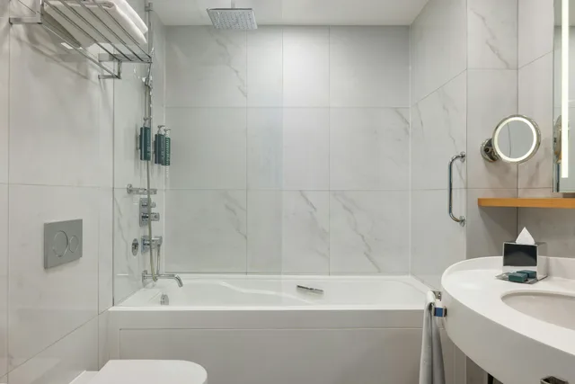 جناح بسرير كينج بمنطقة جلوس، Doubletree By Hilton Hotel Istanbul - Moda 5/6