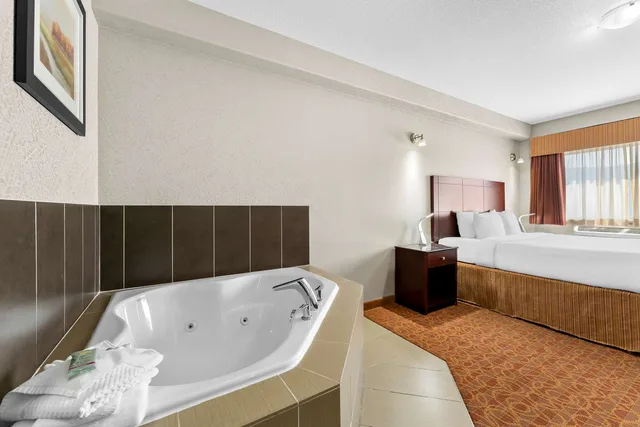 غرفة بسرير كينج بحوض جاكوزي، Best Western Williams Lake Hotel 4/6
