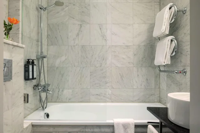 غرفة قياسية بسرير مزدوج بإطلالة على الفناء، Elite Hotel Stockholm Plaza 1/1