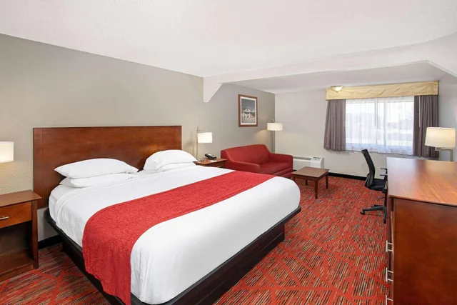 Room, King Bed, Sofa, Ramada By Wyndham Bowling Green 2/3