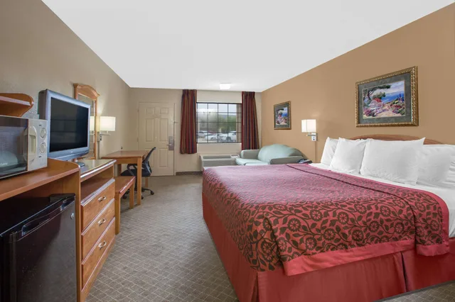 Standard, King Bed, Smoking, Days Inn by Wyndham Ruston LA 1/7