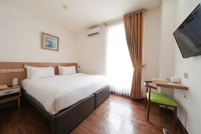 غرفة ديلوكس بسرير كينج للمدخنين، Heef Hotel Pasar Baru Powered by Archipelago 1/2