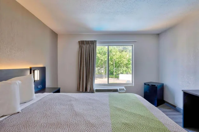 1 King Bed - Mobility Accessible Tub, Nsmk، Motel6 Virginia Beach, VA 3/10
