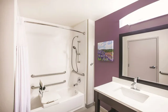 جناح ديلوكس بسرير كينج، La Quinta Inn And Suites By Wyndham Houston Cypress 3/5