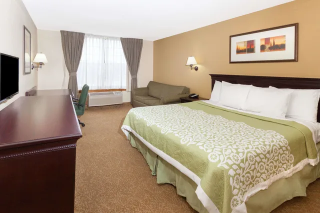 غرفة بسرير كينج، Days Inn & Suites By Wyndham Tucker/Northlake 1/6