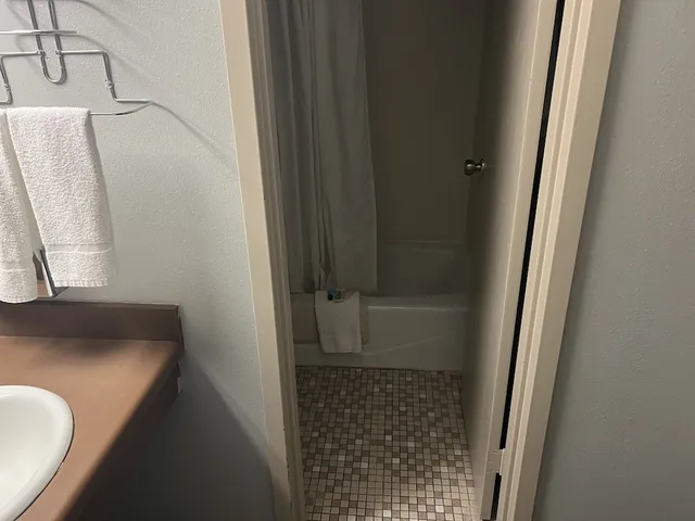 غرفة بسرير كوين، The Ridge Hotel Portage 2/2