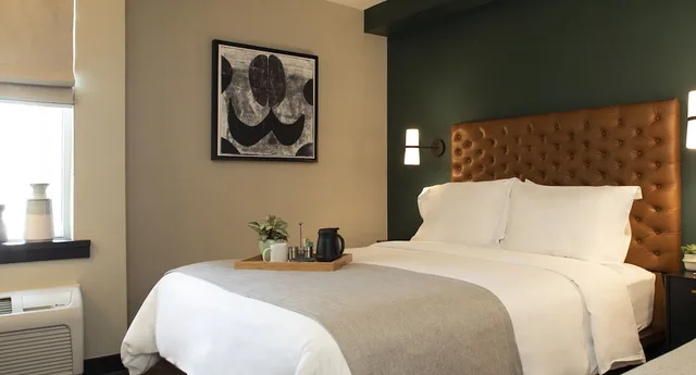 غرفة قياسية بسرير كوين، The Lloyd Stamford Tapestry Collection By Hilton 1/1