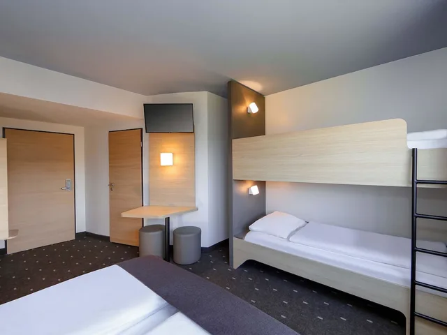 غرفة رباعية بسرير كوين وسرير بطابقين، B&B Hotel Berlin Airport 1/6