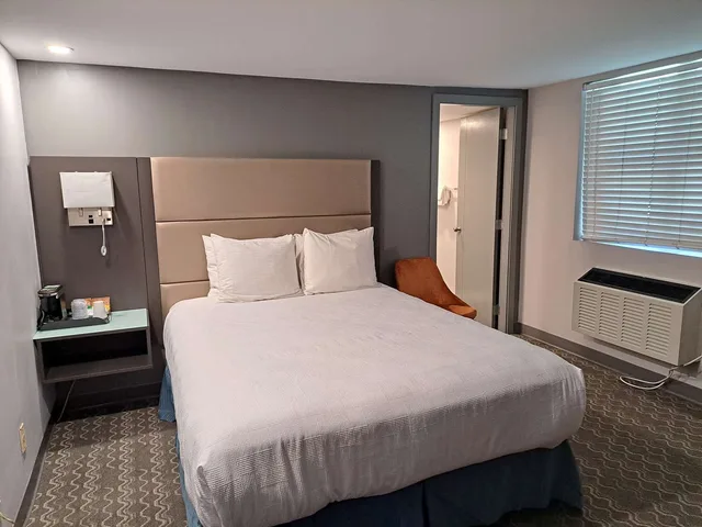 غرفة بسرير كوين، Best Western Plus Vancouver Airport Hotel 2/3