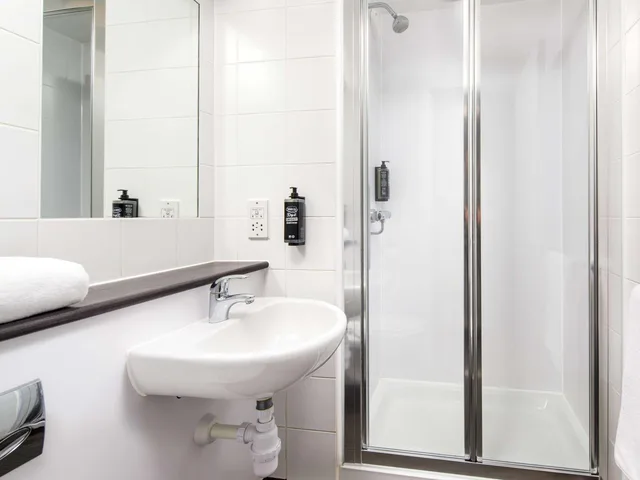 غرفة قياسية بسرير فردي وثلاثة أسرّة، ibis budget London Heathrow Central 8/8