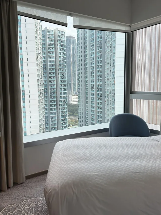 غرفة بسريرين منفصلين بإطلالة على المدينة، Four Points by Sheraton Hong Kong, Tung Chung 2/6