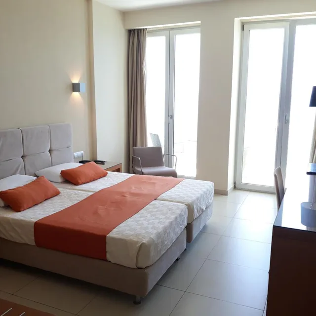 غرفة بسريرين منفصلين بإطلالة على البحر، El Greco Hotel 1/5