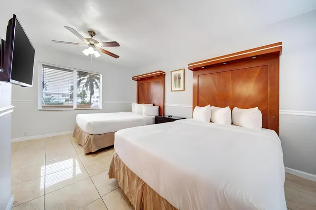 جناح بسرير كوين، Hollywood Beach Hotels 1/1