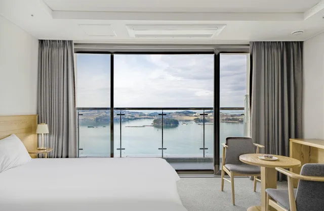 غرفة ديلوكس بسريرين منفصلين وسرير كوين وسرير فردي، Ocean Hill Hotel Yeosu 3/3
