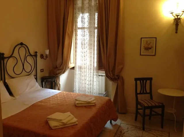 غرفة بسرير مزدوج أو سريرين منفصلين بحمام خاص، Marta Guest House 3/4