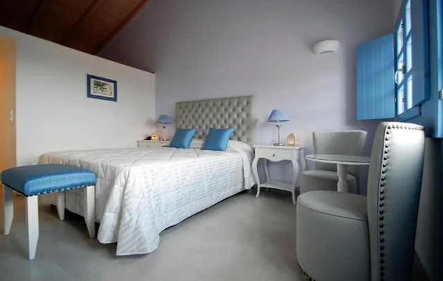 غرفة بسرير مزدوج بإطلالة على البحر بشرفة، Kythira Golden Resort 3/8