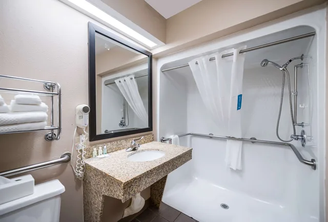 غرفة قياسية بسرير كينج، Quality Inn Jacksonville near Little Rock Air Force Base 5/8